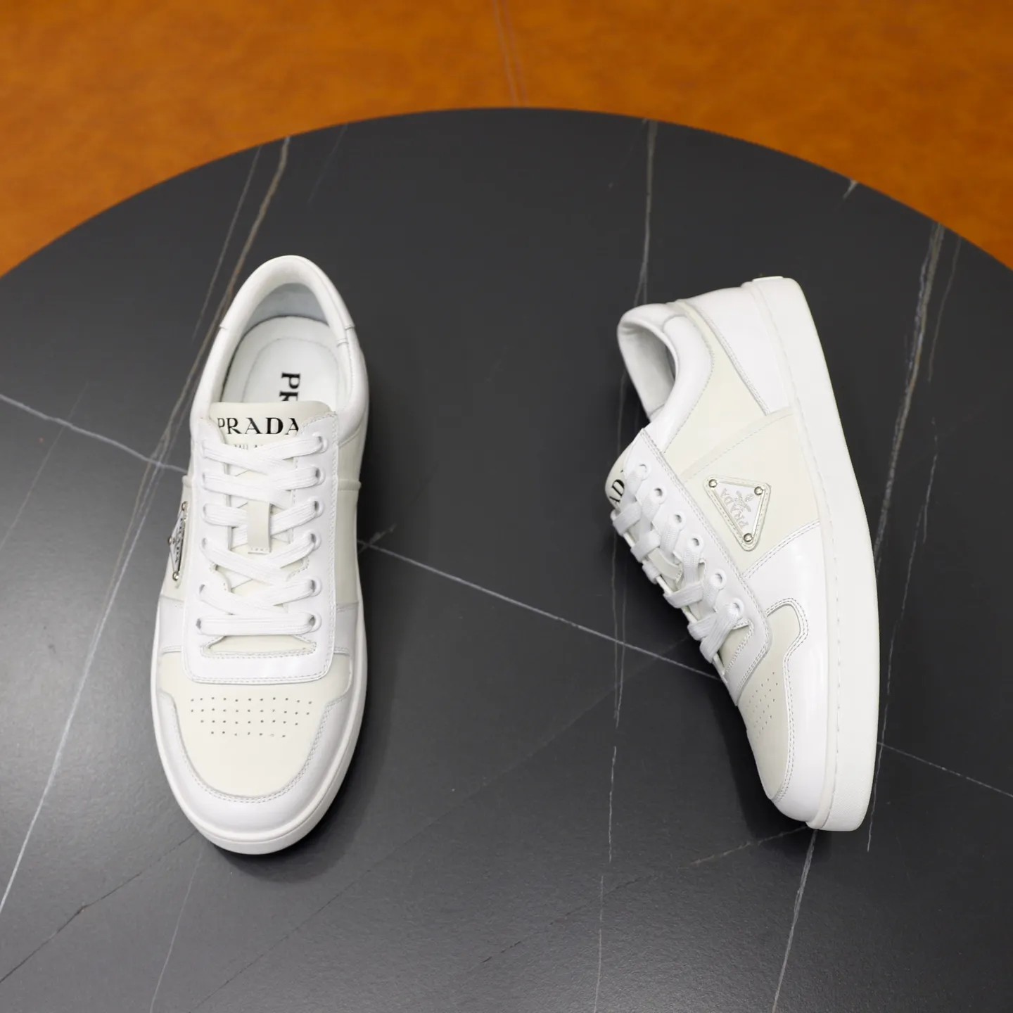 Factory price: 600💰Top original order Brand: PRADA (Prada) Standard code: Men's size 38/44 (45 can be customized) Grade: Same as the official website Material: Original cowhide surface splicing, cowhide lining, original wear-resistant soft outsole Style category: casual sports shoes, young fashion, European and American trends, British style Color: actual picture color
